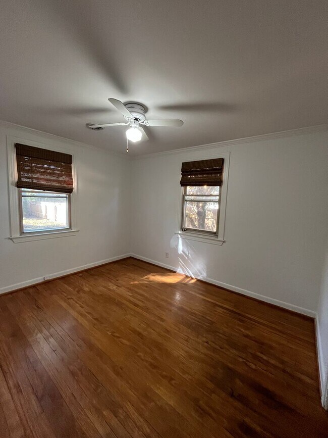 Building Photo - Charming 2 bedroom/ 1 Bath home minutes to Downtown Franklin, dog friendly, fenced yard