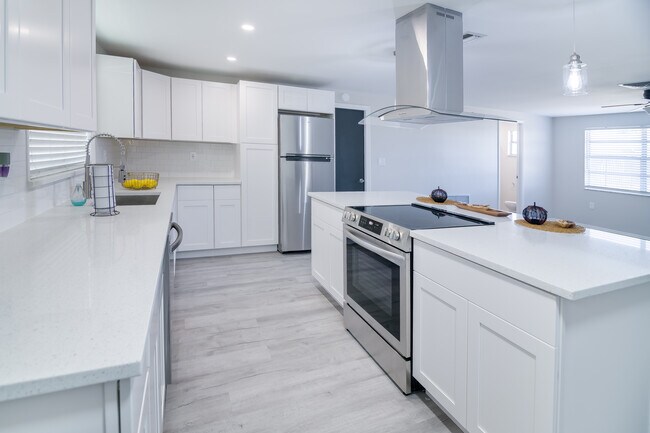 Building Photo - 6443 Lomand Ave