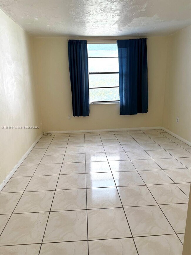 Building Photo - 9440 Fontainebleau Blvd
