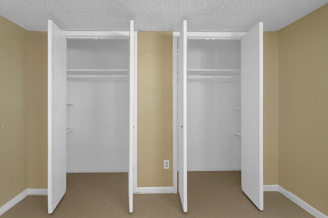 Building Photo - Make this charming studio your new home!