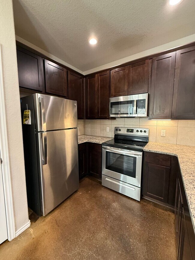 Building Photo - Beautiful Modern 3-Bed, 2-Bath Duplex with Private Yard & Spacious Layout