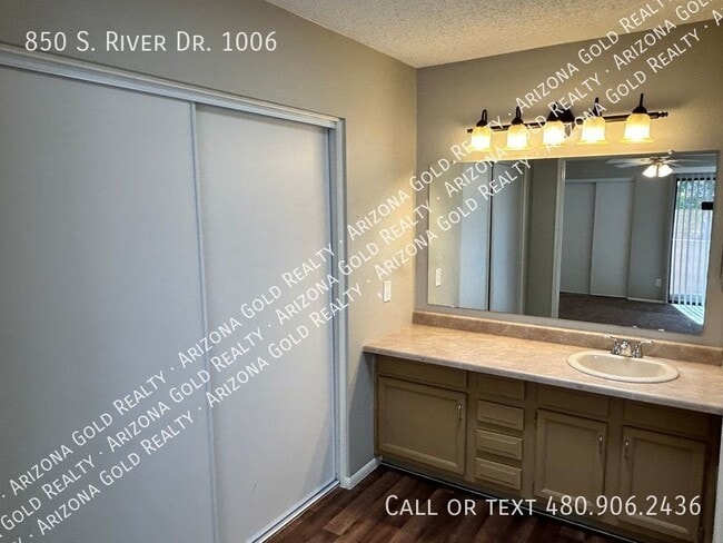 Building Photo - 850 S River Dr