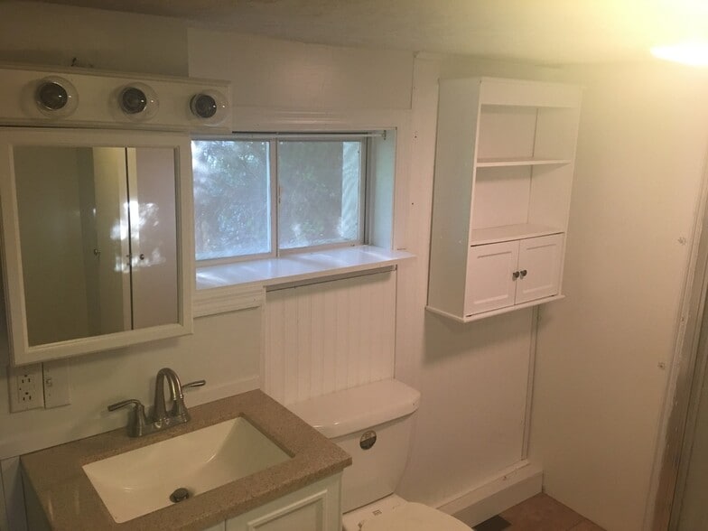 Building Photo - 115 School St