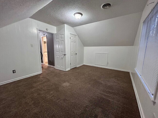 Building Photo - Very Nice Home in Stage Park Meadows