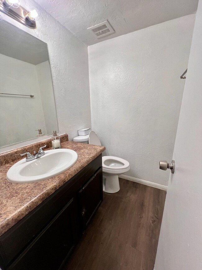 Building Photo - 4615 N 39th Ave