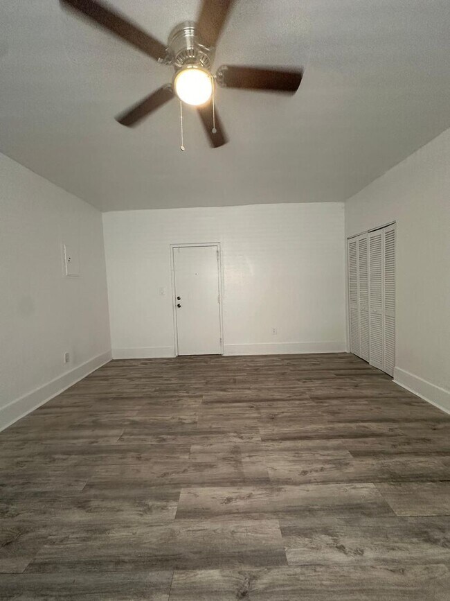 Building Photo - Amazing Apt next to the Park!