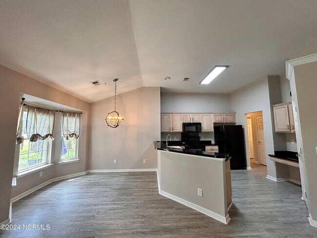 Building Photo - Beautiful brick home in sought-after Sandp...