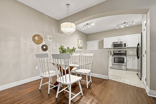 Building Photo - Charming & Updated Unit in Prime Denver Location