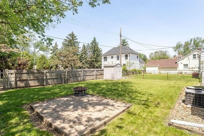 Building Photo - Walking Distance from Downtown!!!