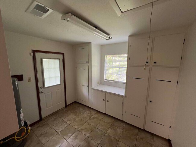 Building Photo - Baker's Historic Buffwood Subdivision, 3 bedroom, 2 bath home loaded with amenities