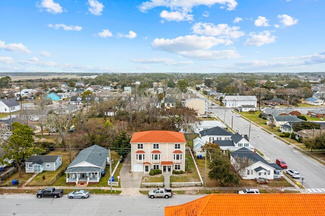 Building Photo - Newly Renovated Townhome