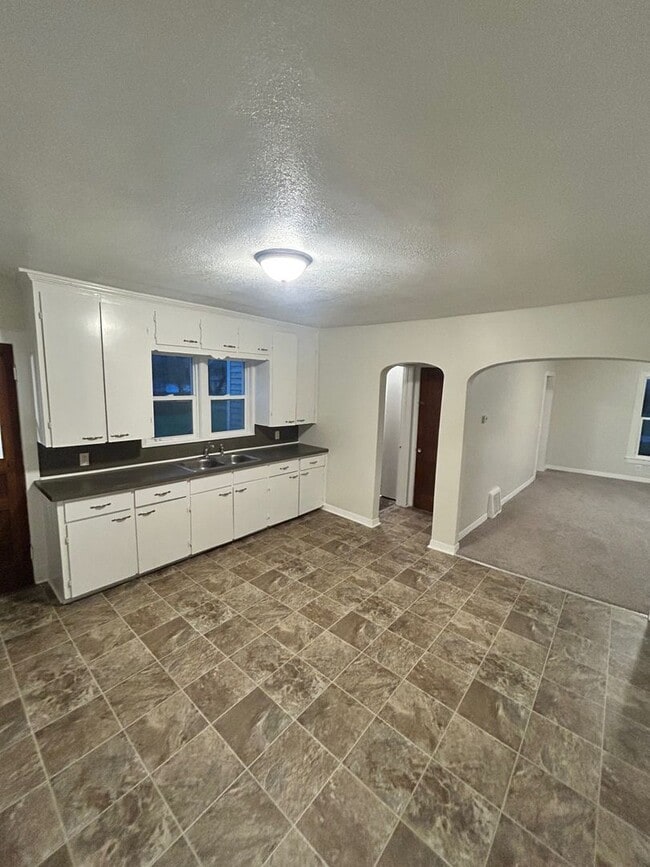 Building Photo - 270 W Pine St NE