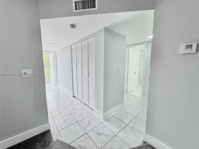 Building Photo - 1075 Riverside Dr
