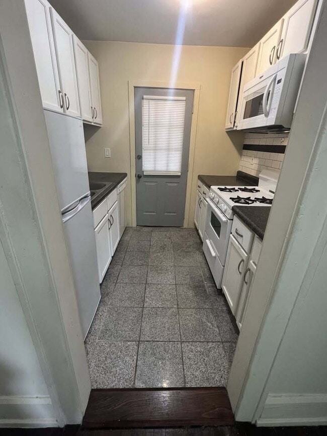 Building Photo - 1 Br / 1 Ba Historical Apartment in a Beau...