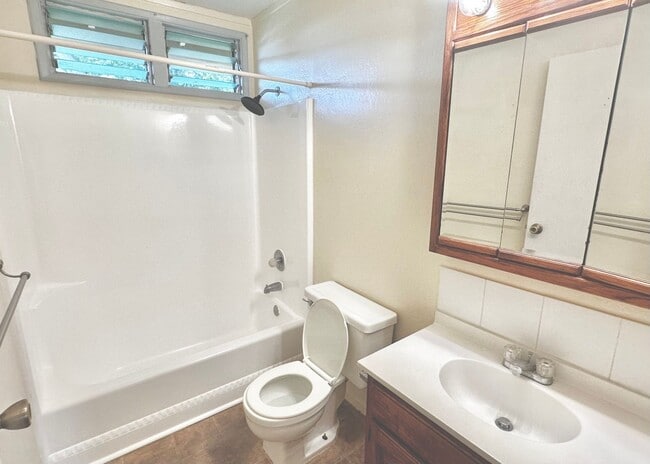 Building Photo - SPACIOUS TOWNHOUSE 2 BED/1.5 BATH/1 PRKG, ...