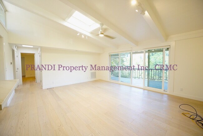 Building Photo - Air Conditioned San Rafael House with Pano...
