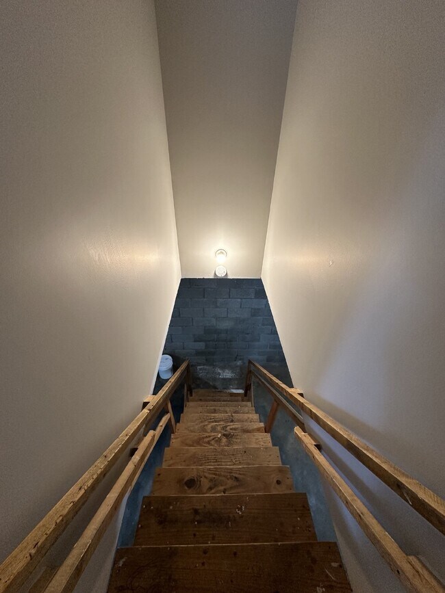 Building Photo - 913 Poppy Dr