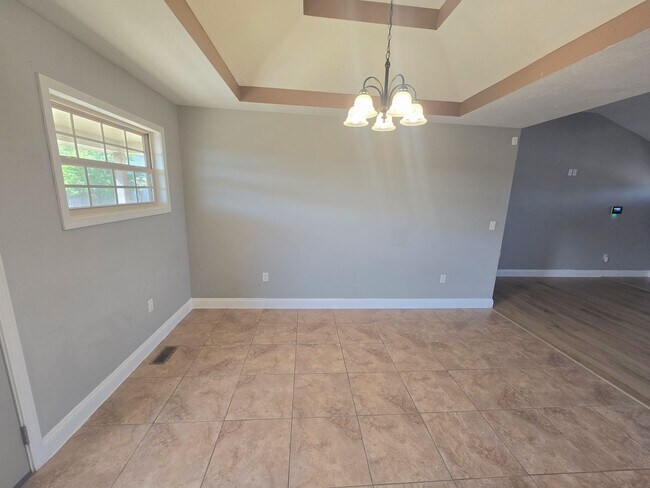 Building Photo - Fenced home close to FLW!