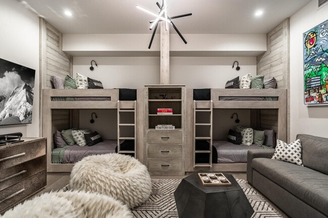 Building Photo - 5 Wildwood Rd W