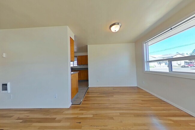Building Photo - 2 Bedroom Duplex ~ Close to Campus