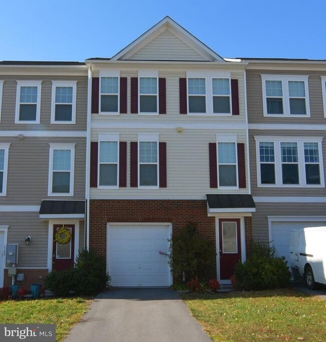 Building Photo - 165 Solara Dr