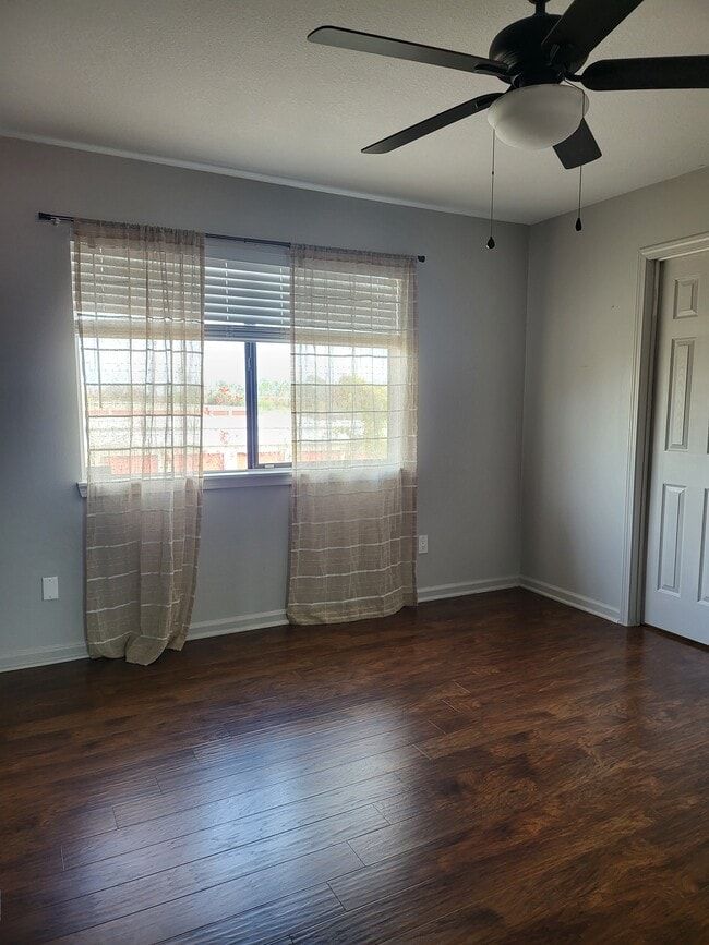 Building Photo - 430 Venetian Way