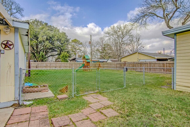 Building Photo - 11844 13th St