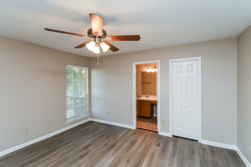 Building Photo - 1653 Spring Oaks Ln