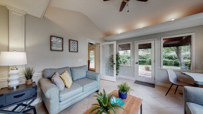 Building Photo - 5 Dorchester Ct