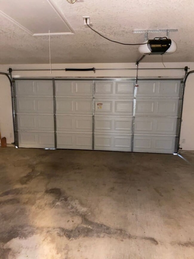 Building Photo - AVAILABLE NOW!