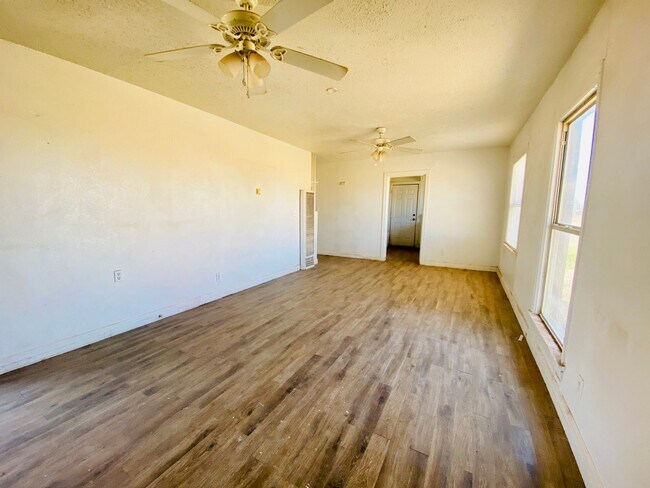 Building Photo - Great 2/1 Home Located in Northwest Lubbock County
