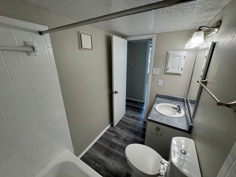 Building Photo - 2010 Estrada Pkwy