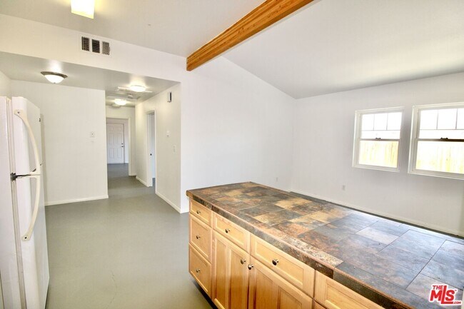 Building Photo - 6587 Oasis Ave