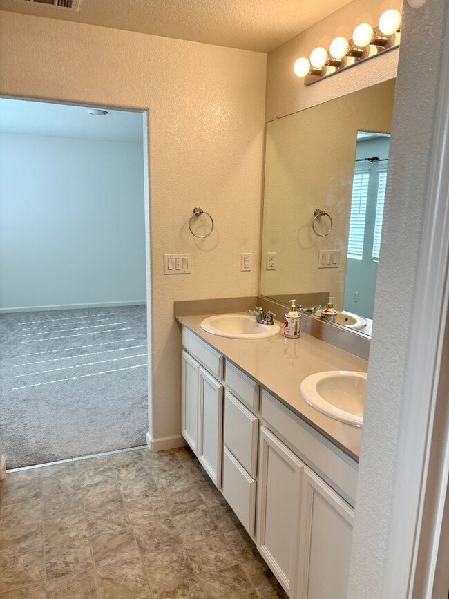 Building Photo - Stunning Natomas 4/2.5.  Backyard is AMAZING!  Please read ad for viewings!