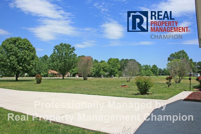 Building Photo - Spacious Ranch Home on 3 Acres
