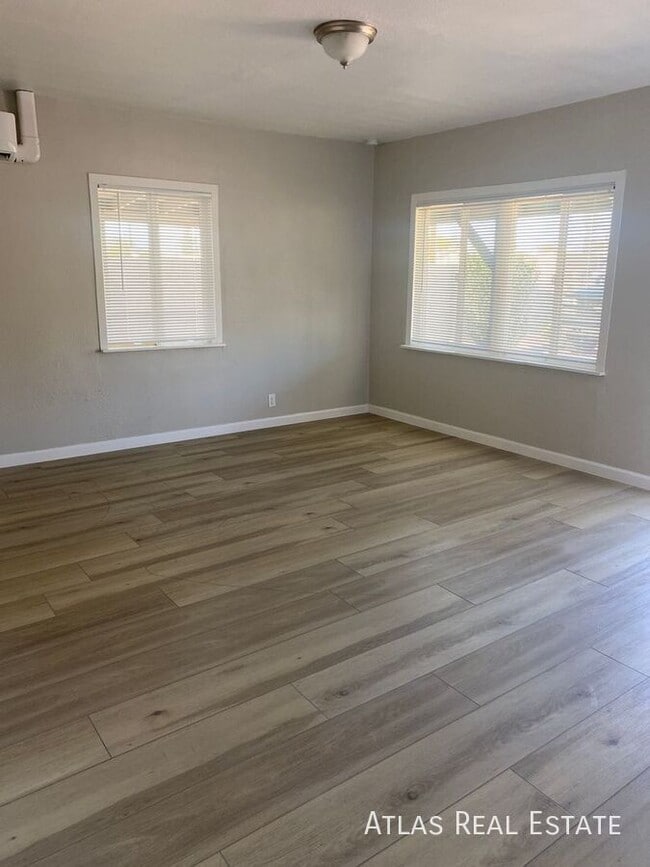 Building Photo - 1741 W Desert Cove Ave