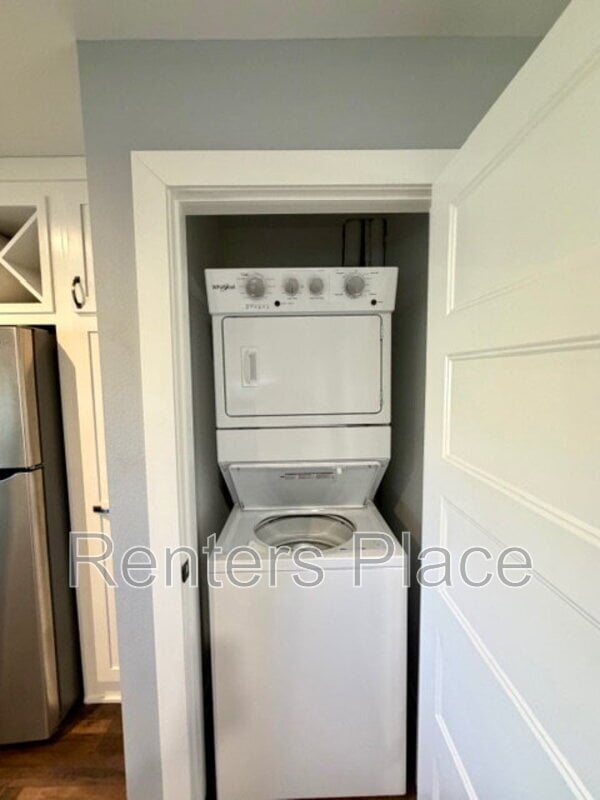 Building Photo - 415 S Victor Ave