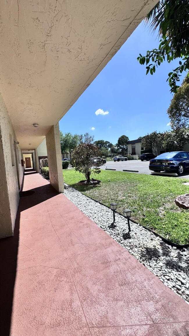 Building Photo - 5535 Lakewood Cir