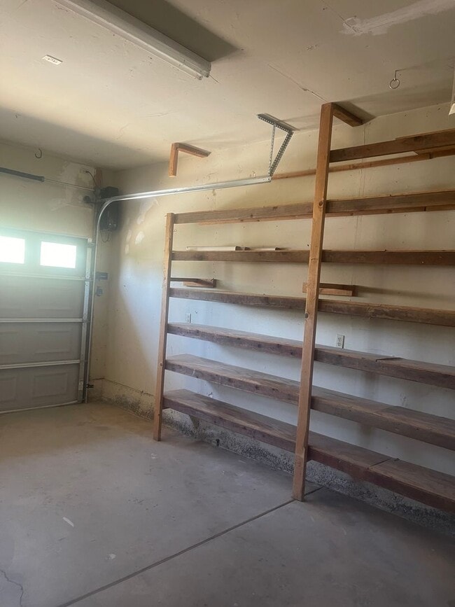 Building Photo - 651 Country Oak Dr