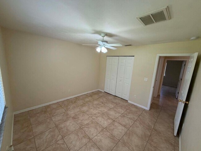 Building Photo - Your Dream Home Awaits in Port Charlotte!