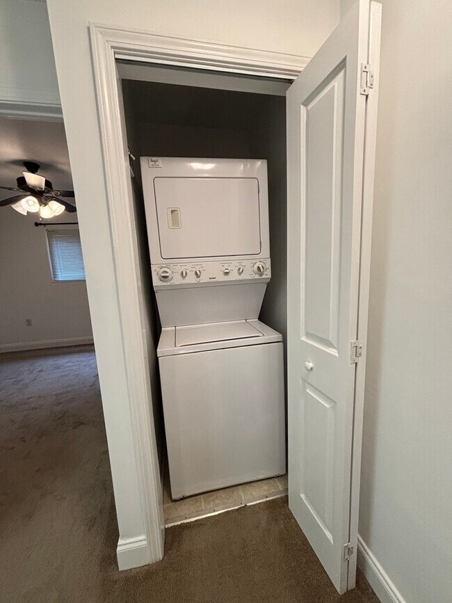 Building Photo - 2 Bedroom Townhome walking distance to Plaza Midwood.