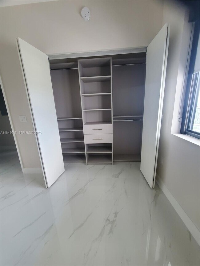 Building Photo - 700 NE 24th St