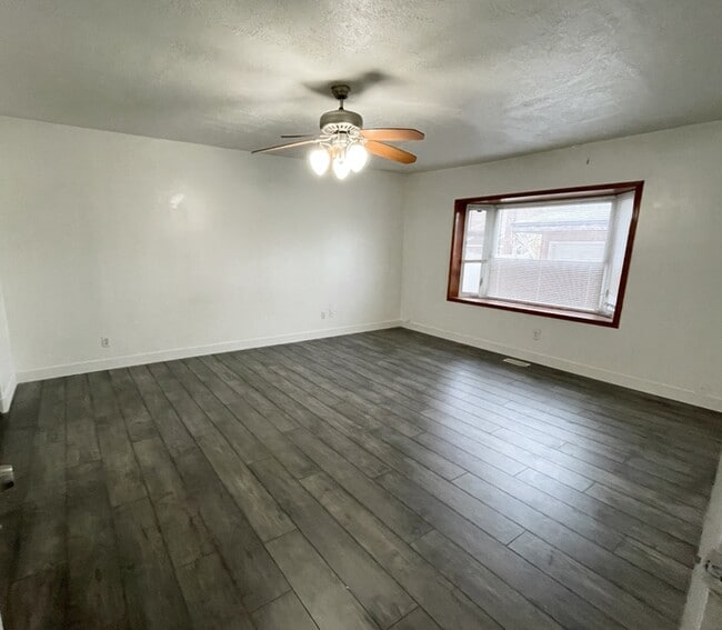 Building Photo - Spacious Taylorsville Home