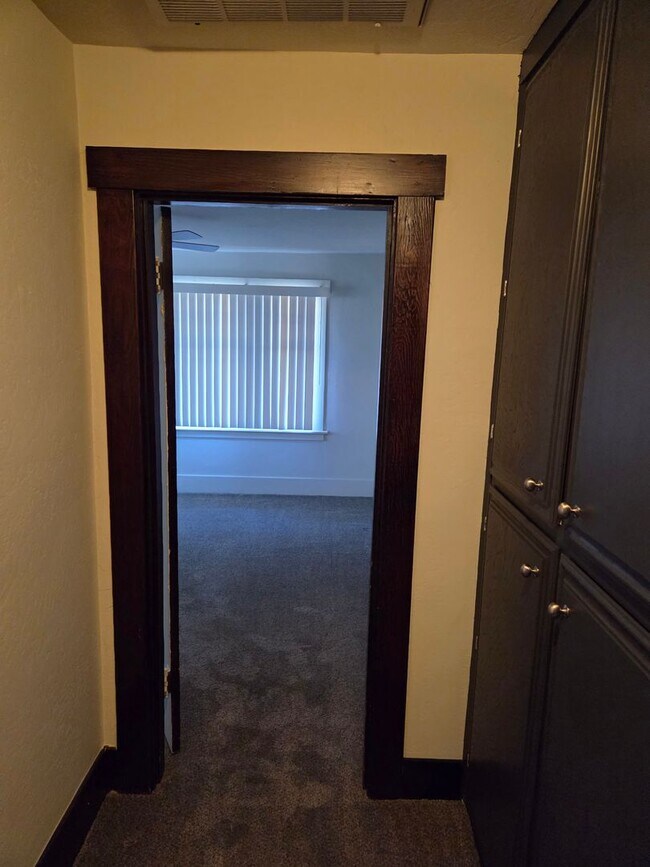 Building Photo - Two bedroom Charmer