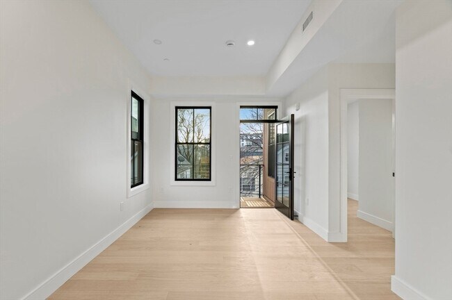 Building Photo - 224 W 9th St