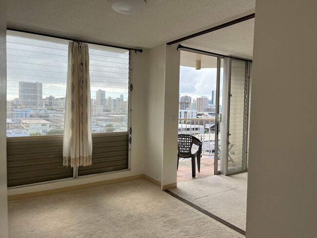Building Photo - Maluhia Village Condo (Makiki Area) 2 bedroom, 1 bath w/1 parking - Avail 2/6.