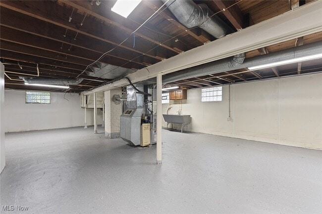Building Photo - 4930 E 109th St