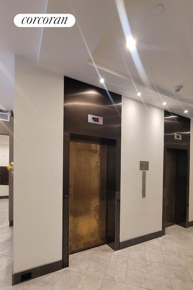 Building Photo - 45 W 81st St