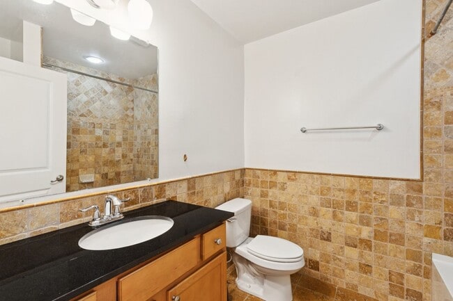 Building Photo - Beautiful 3 bedroom house with Private bac...