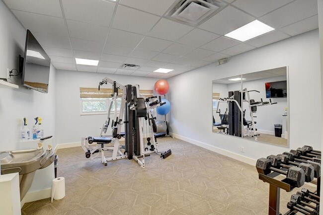 Building Photo - 920 Dogwood Dr
